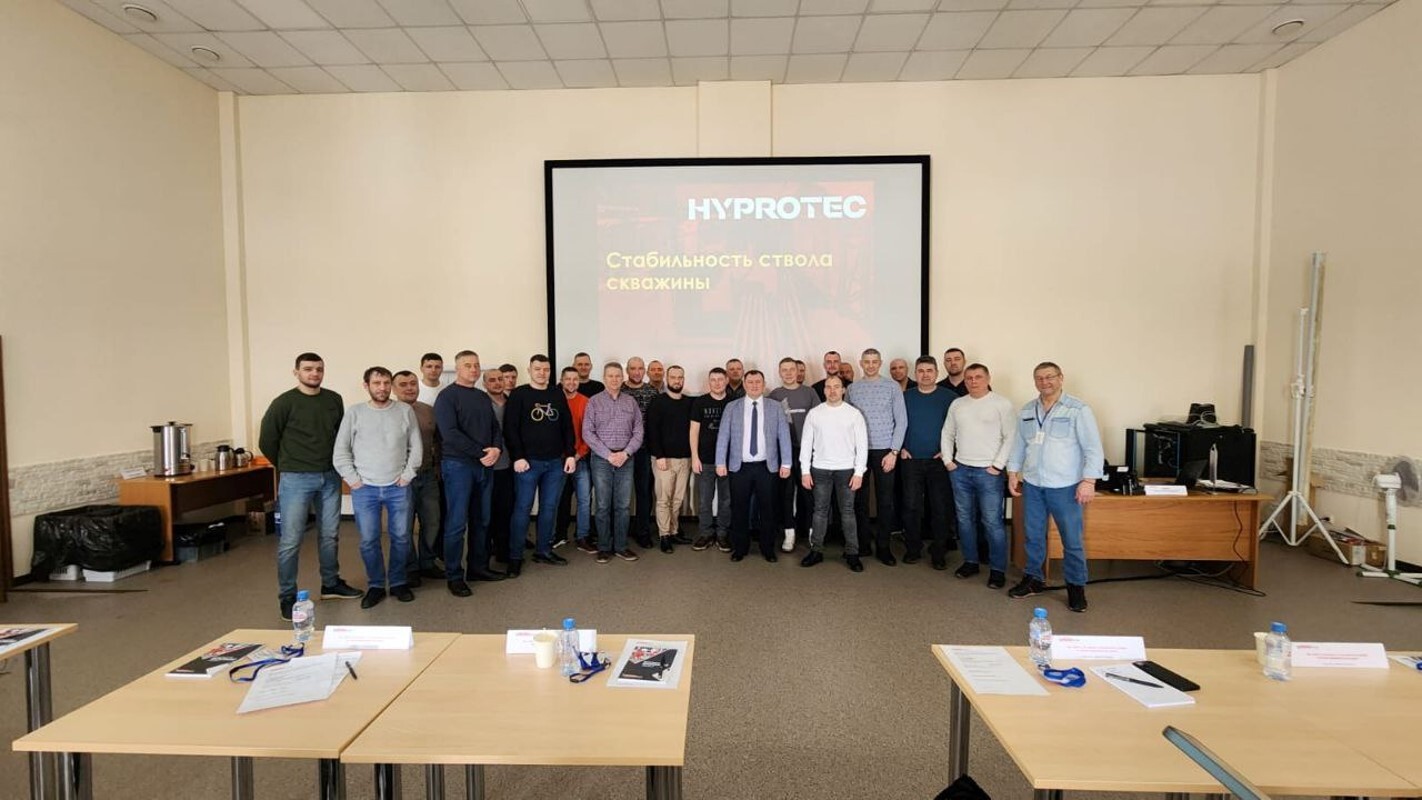 Группа сотрудников на учебном курсе